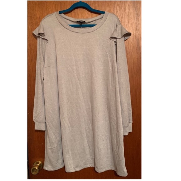 🎅 AS U WISH Silver Ruffle Shoulder Tunic NWT 3X - Picture 3 of 12